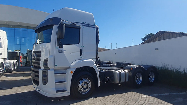 LOTE 003 VOLKSWAGEN 25-420 Constellation LOTE 003 VOLKSWAGEN 25-420 Constellation